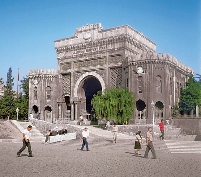 İstanbul Üniversitesi’nin ana kapısı