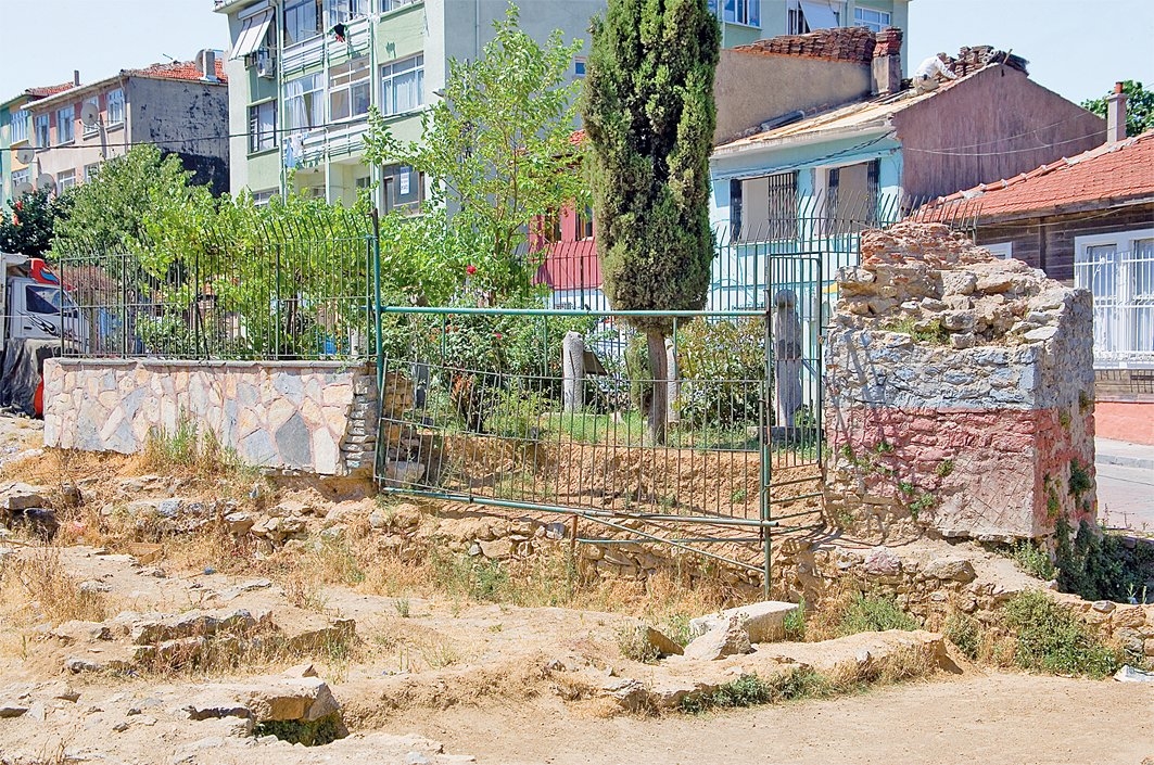 Üsküdar Selâmsız’da Selâmi Ali Efendi Tekkesi hazîresinin bir bölümüyle, önünde tekkenin temel kalıntıları, sağda minare kaidesi