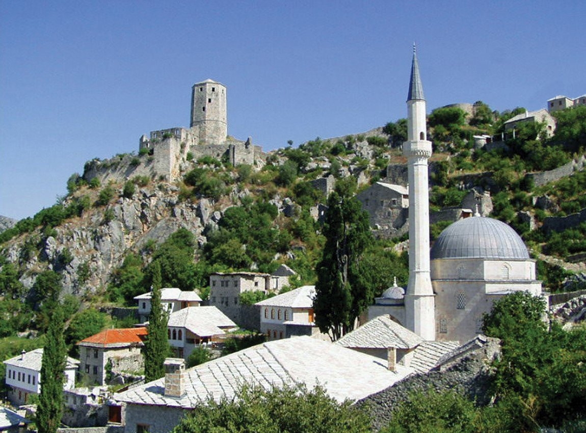 Poçitel Camii ile geri planda Paşa Kulesi ve suru