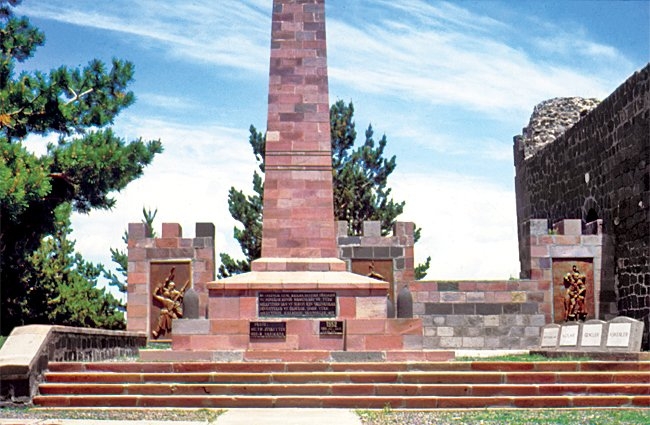 Erzurum halkının Doksanüç Harbi’nde gösterdiği kahramanlığı simgelemek üzere 1952 yılında dikilen Aziziye Anıtı