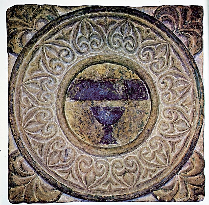 Üzerinde kadeh şeklinde renk bulunan XIV. yüzyıl başlarına ait taş plaka (Kahire İslâm Sanatları Müzesi, nr. 1640)