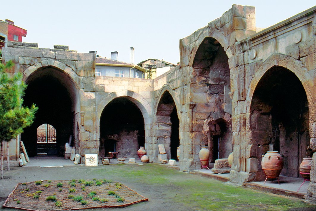 Akşehir’de Taşmedrese’nin avlu ve revaklarındanbir görünüş