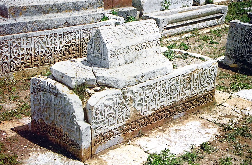 Eski Erciş’te Çelebibağ Mezarlığı’ndaki taş lahitlerden bir örnek