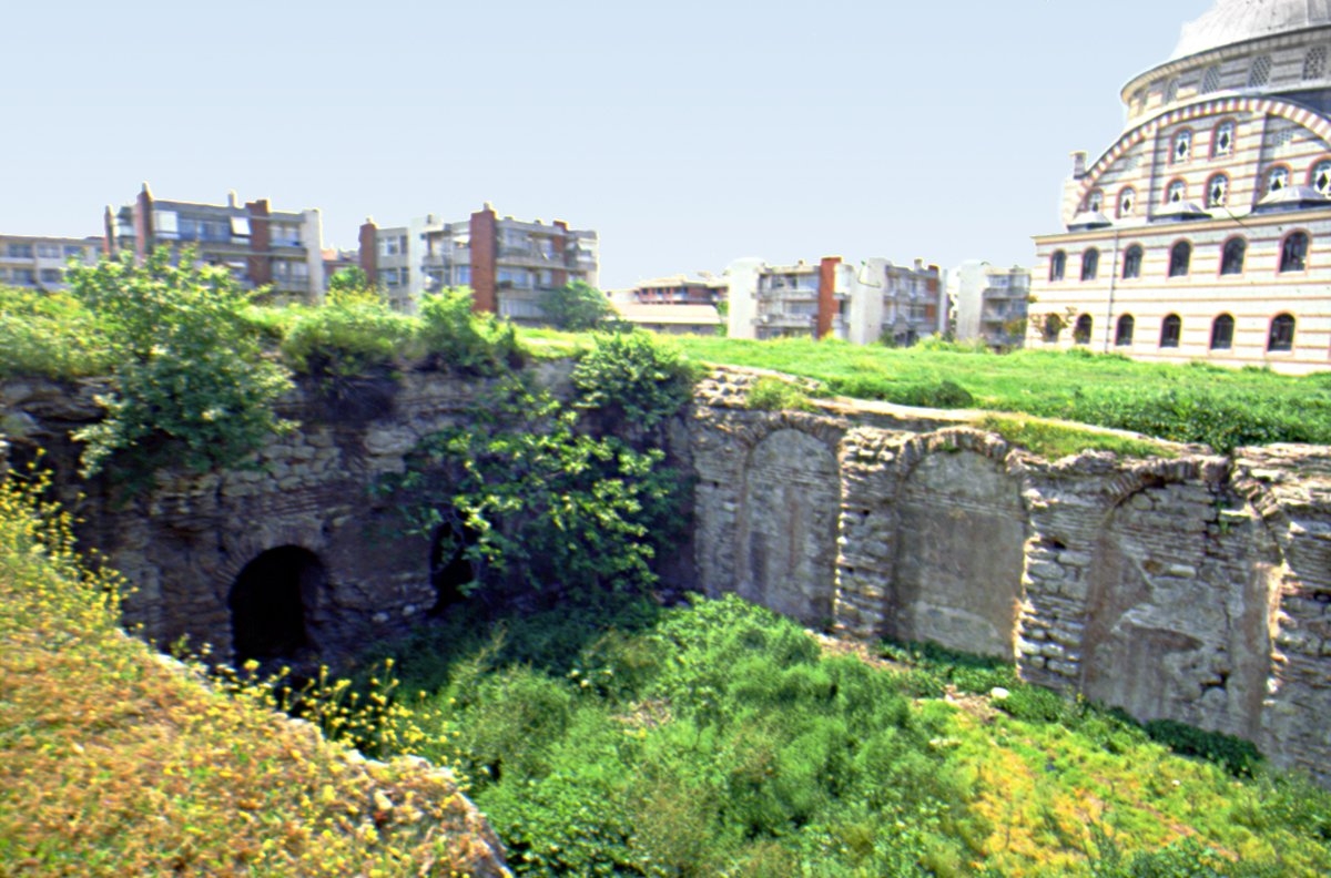 İmparator Theophilos’unAbbâsî saraylarından etkilenerek yaptırmış olduğuBryas Sarayı’na ait olduğu tahmin edilenİstanbul Küçükyalı’daki kalıntılar