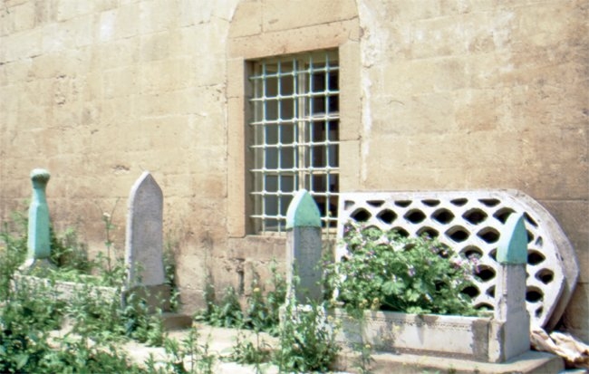 Biri Bâlî Bey’in oğluna ait olan (sağda) Bâlî Bey Camii hazîresindeki iki mezar