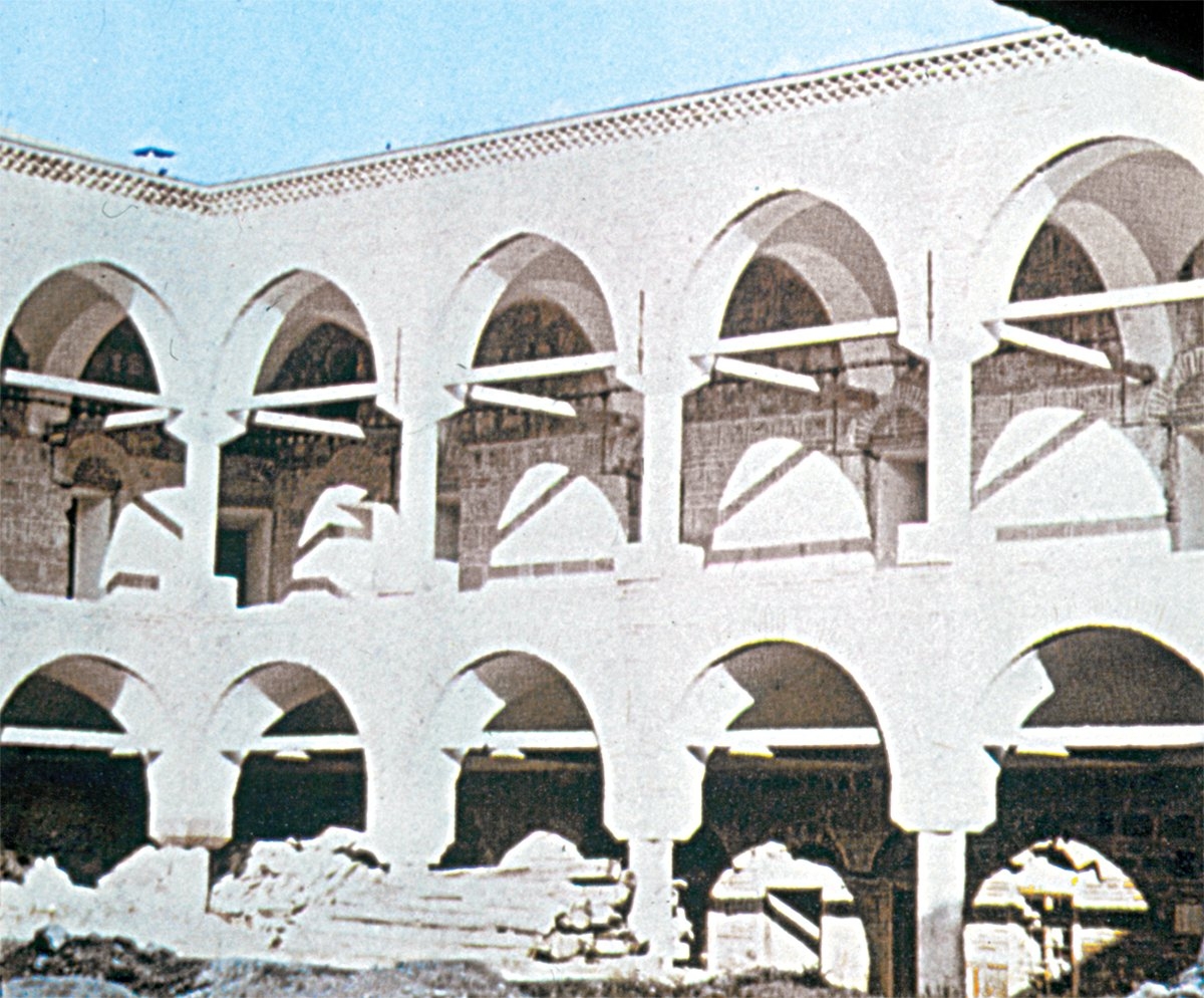 Kurşunlu Han’ın avlu revaklarından bir görünüş – Manisa