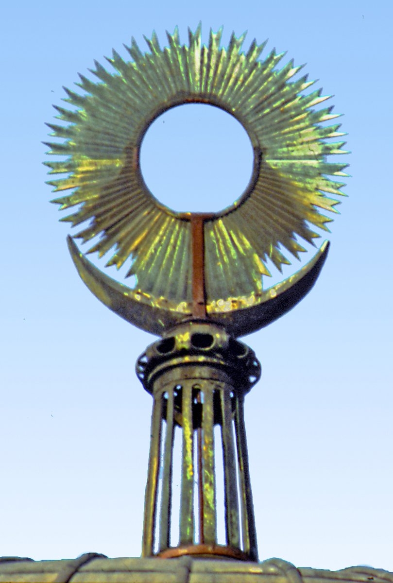 II. Mahmud Türbesi’ninşualı güneş şeklindeki alemi – İstanbul