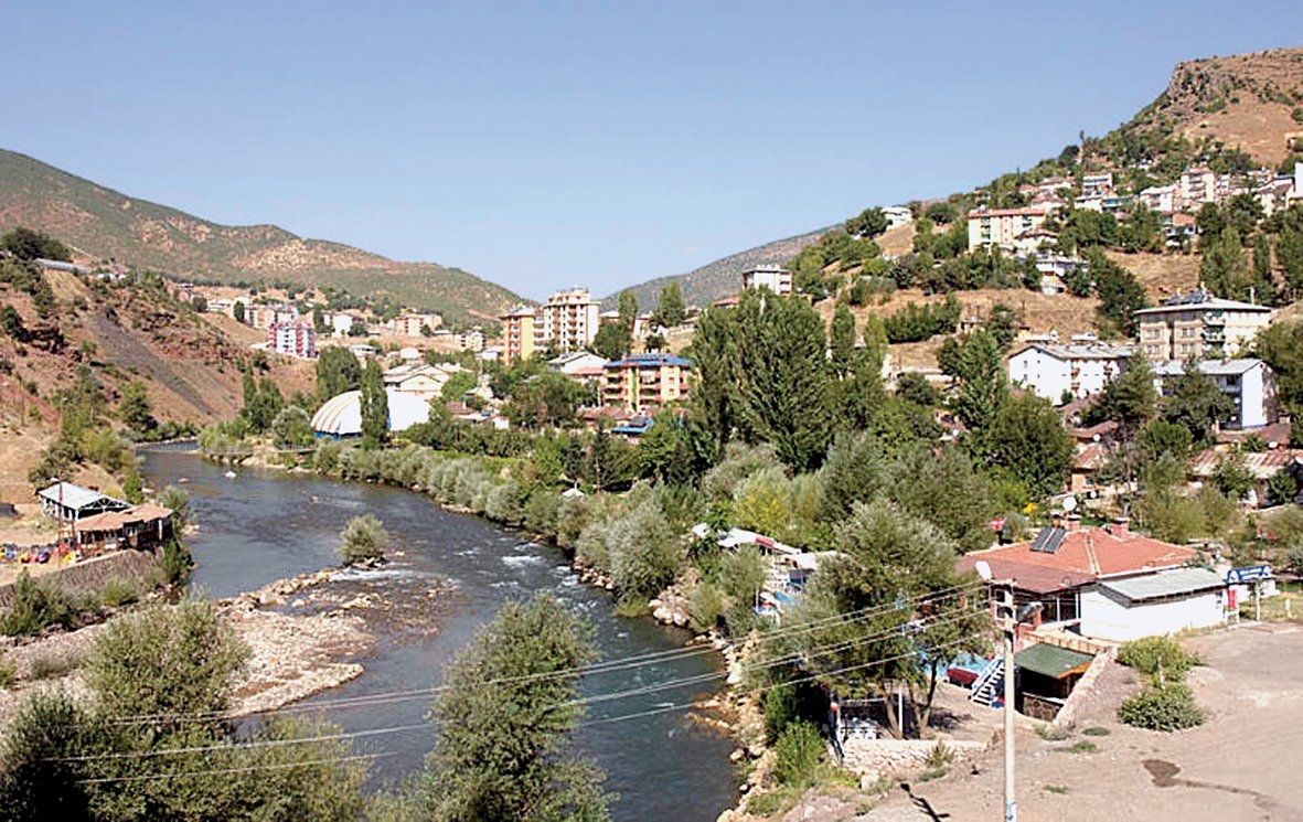 Munzur çayı kıyısında kurulmuş olan Tunceli şehrinden bir görünüş