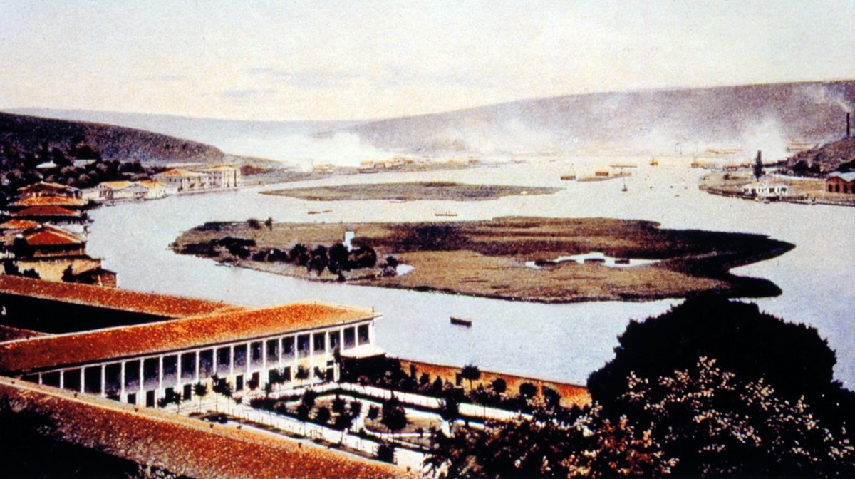 Kâğıthane deresinin Haliç’e döküldüğü yeri gösteren bir kartpostal (İstanbul Belediyesi Atatürk Kitaplığı Kartpostal Koleksiyonu)