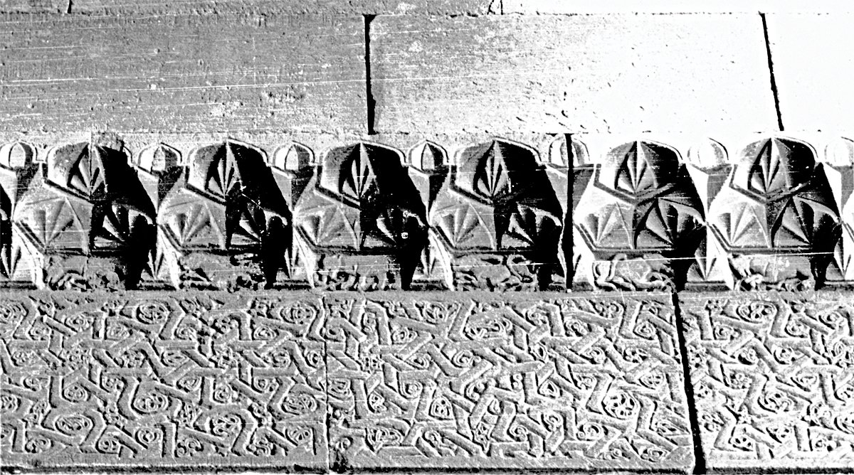 Karatay Hanı’nın çeşme eyvanı taş süslemesinden bir detay