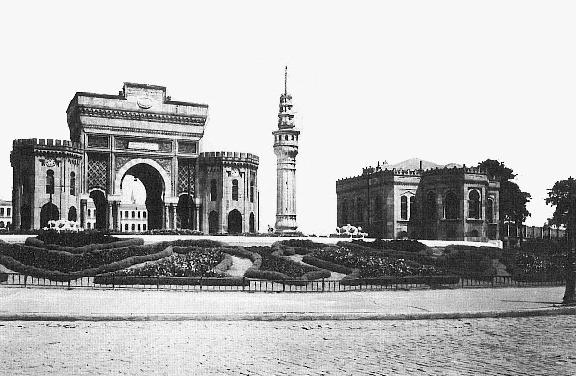 İstanbul Üniversitesi’nin ana girişi