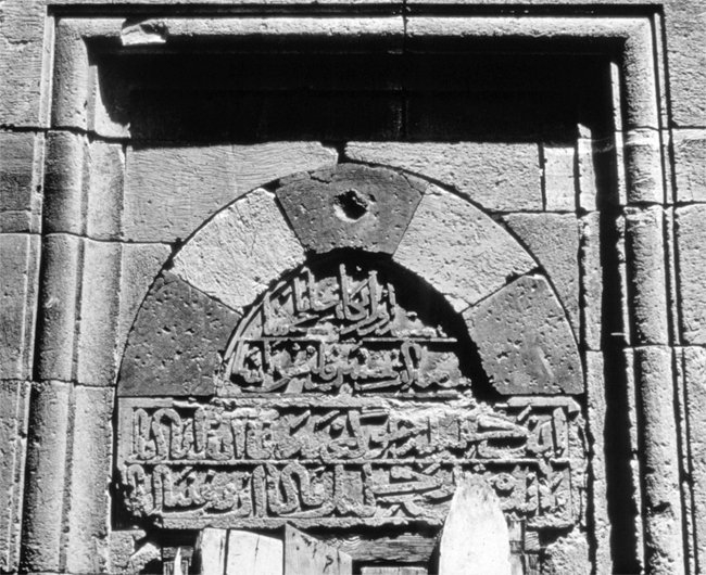 Hacı Halil Paşa Medresesi’nin kitâbeli batı penceresi (M. Baha Tanman fotoğraf arşivi)