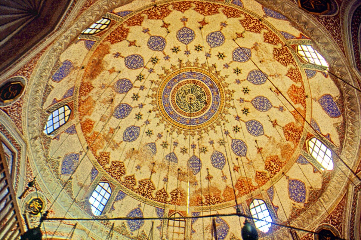 Haseki Camii’nin kubbe içinden bir görünüş