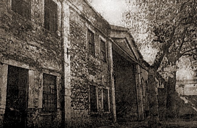 Dolmabahçe Sarayı Istabl-ı Âmiresi’nin ön cephesini gösteren eski bir fotoğraf (Türk Sanatı Tarihi Araştırma ve İncelemeleri II [1969], s. 58)