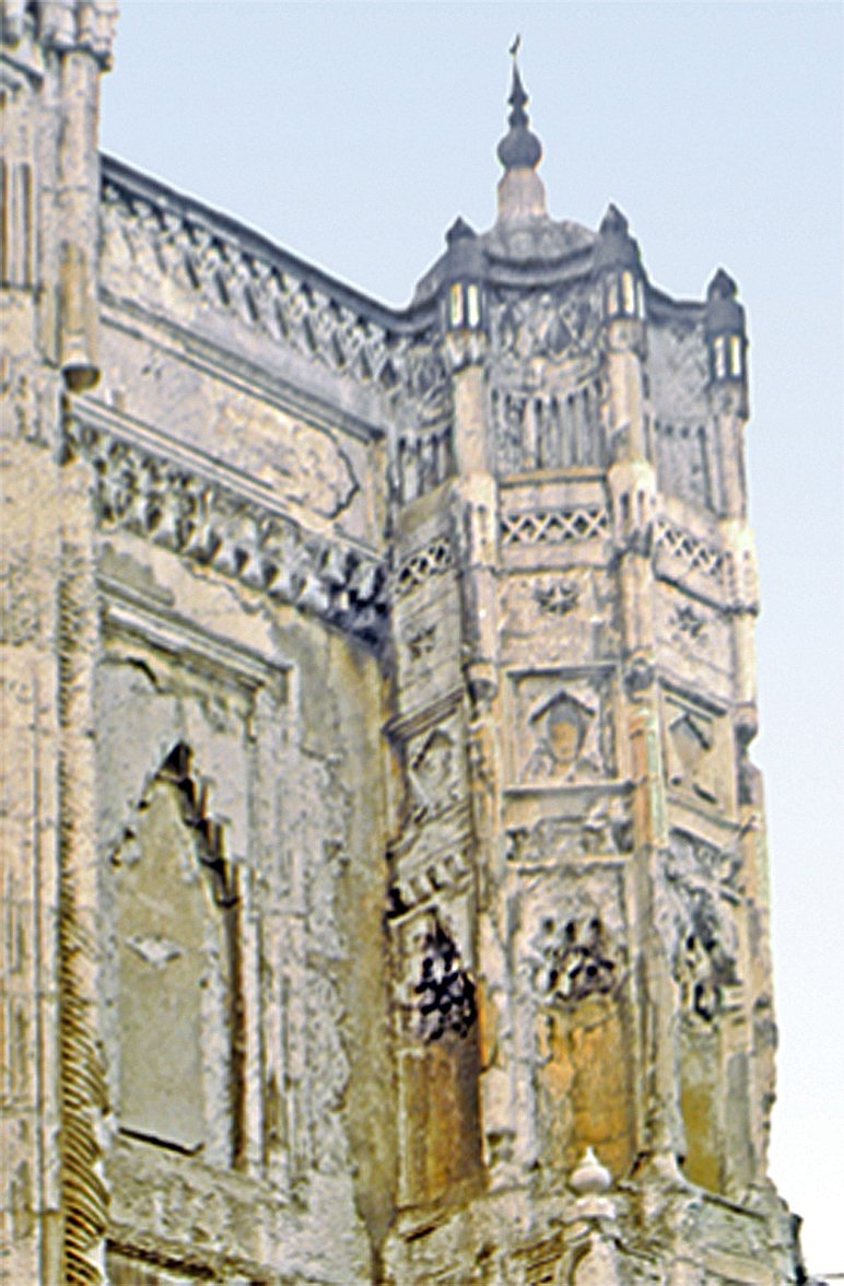 Aksaray Pertevniyal Vâlide Sultan Camii’nin eklektik üslûp özellikleri gösteren süslemeli ağırlık kulesi