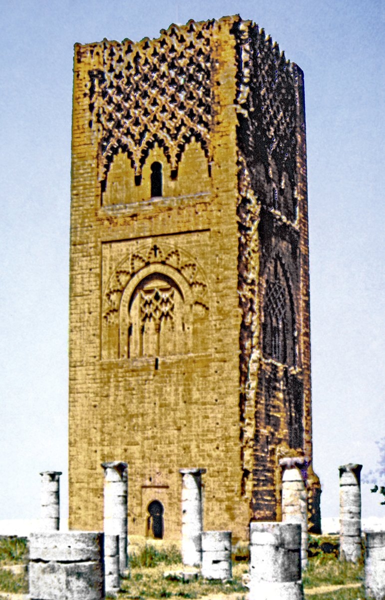 Hassan Camii’nin dört köşeli minaresi – Fas