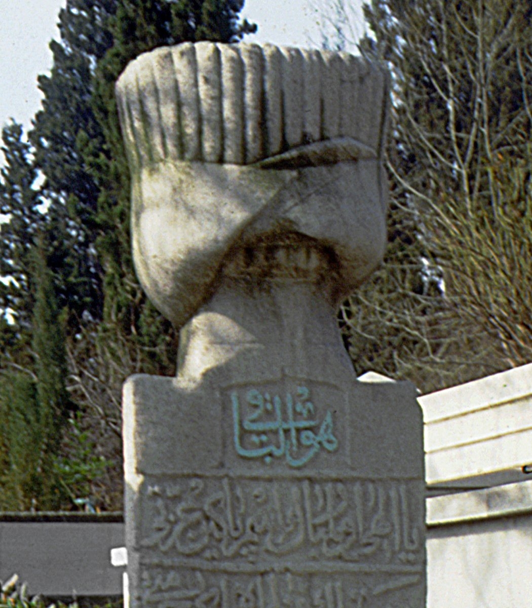 “Hüve’l-bâkī” yazısını taşıyan bir mezar taşı