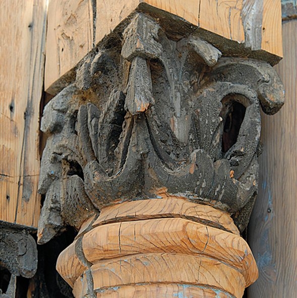 Tokat Mevlevîhânesi semâhânesinin ahşap sütunlarından biri