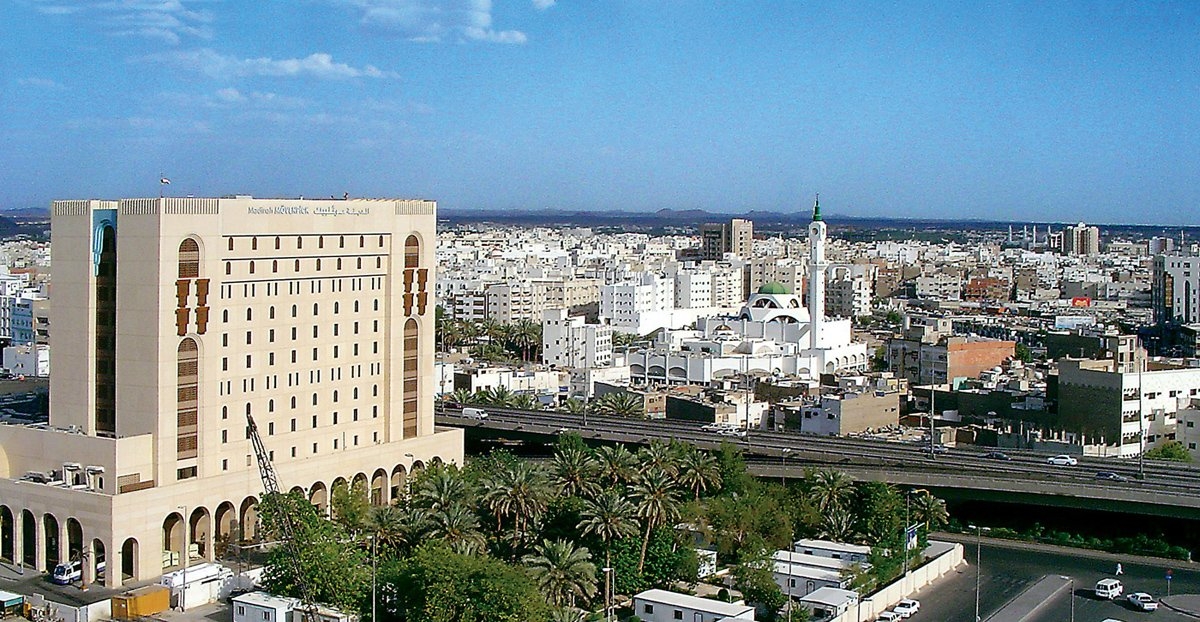 Mescid-i Nebevî’nin güneybatı yönünden Medine’nin bir görünüşü ve Hazret-i Bilâl Camii