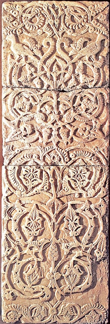 Tuleytula’daki Me’mûn Sarayı’ndan bitki ve hayvan figürlü kabartma levha