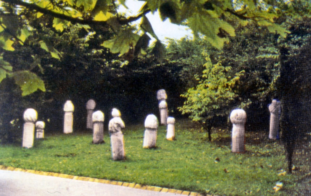 Budin surlarının Kızılelma Kulesi önüne toplanmış müslüman mezar taşları