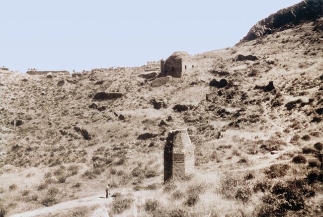 Gördüs Kalesi’ndeki Osmanlı dönemi müslüman mahallesinin kalıntıları: Önde Fâtih Sultan Mehmed Camii’nin minare kaidesi ile arka planda Ahmed Paşa Camii harabesi (Machiel Kiel fotoğraf arşivi)