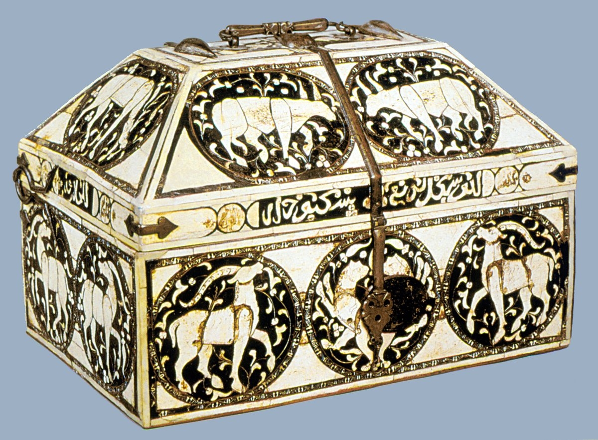 XII-XIII. yüzyıllara ait fildişi, ahşap ve altın kaplanmış bakır sandukçe (al-Andalus [ed. J. D. Dodds], New York 1992, s. 265)