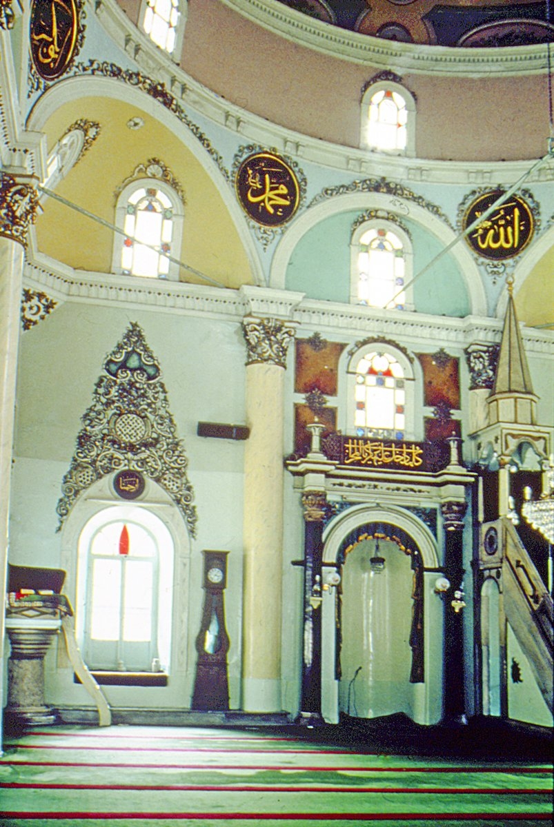 Kemeraltı Camii’nin içinden bir görünüş