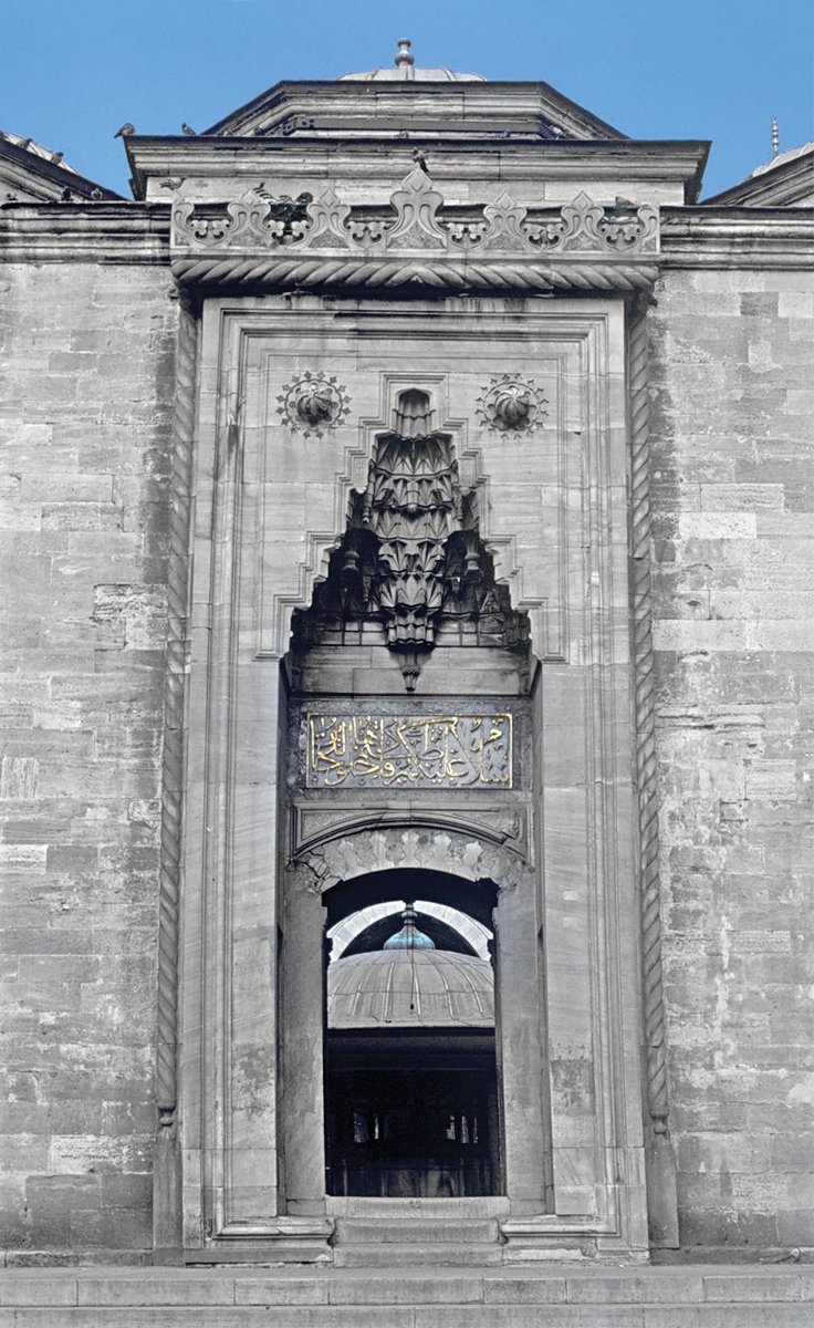 Beyazıt Camii avlusunun ana kapısı