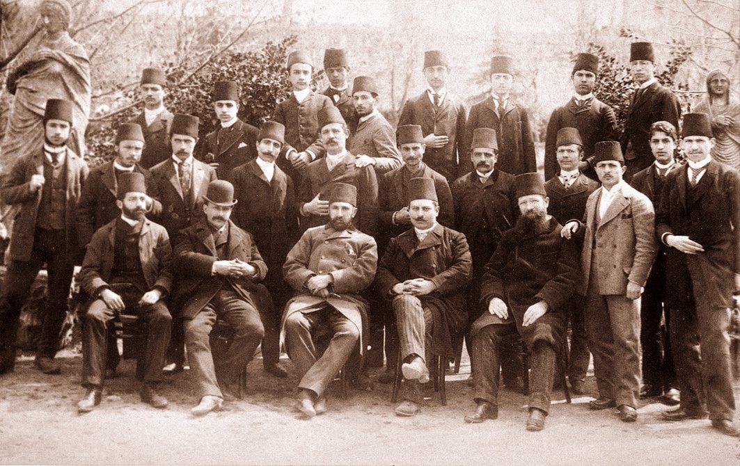 1906 yılında Sanâyi-i Nefîse Mektebi öğretim kadrosu ve öğrencileri (İstanbul Arkeoloji Müzeleri Fotoğraf Arşivi)