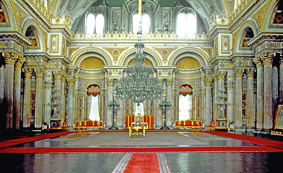 Dolmabahçe Sarayı’nınMuayede Salonu’nun içinden bir görünüş