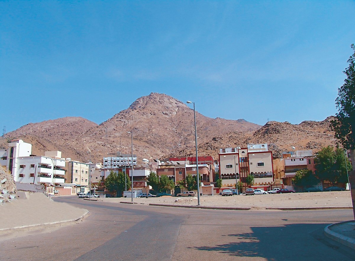 Hz. Muhammed’in hicret için Mekke’den ayrıldığında Hz. Ebû Bekir’le birlikte bir süre saklandığı mağaranın bulunduğu Sevr dağı