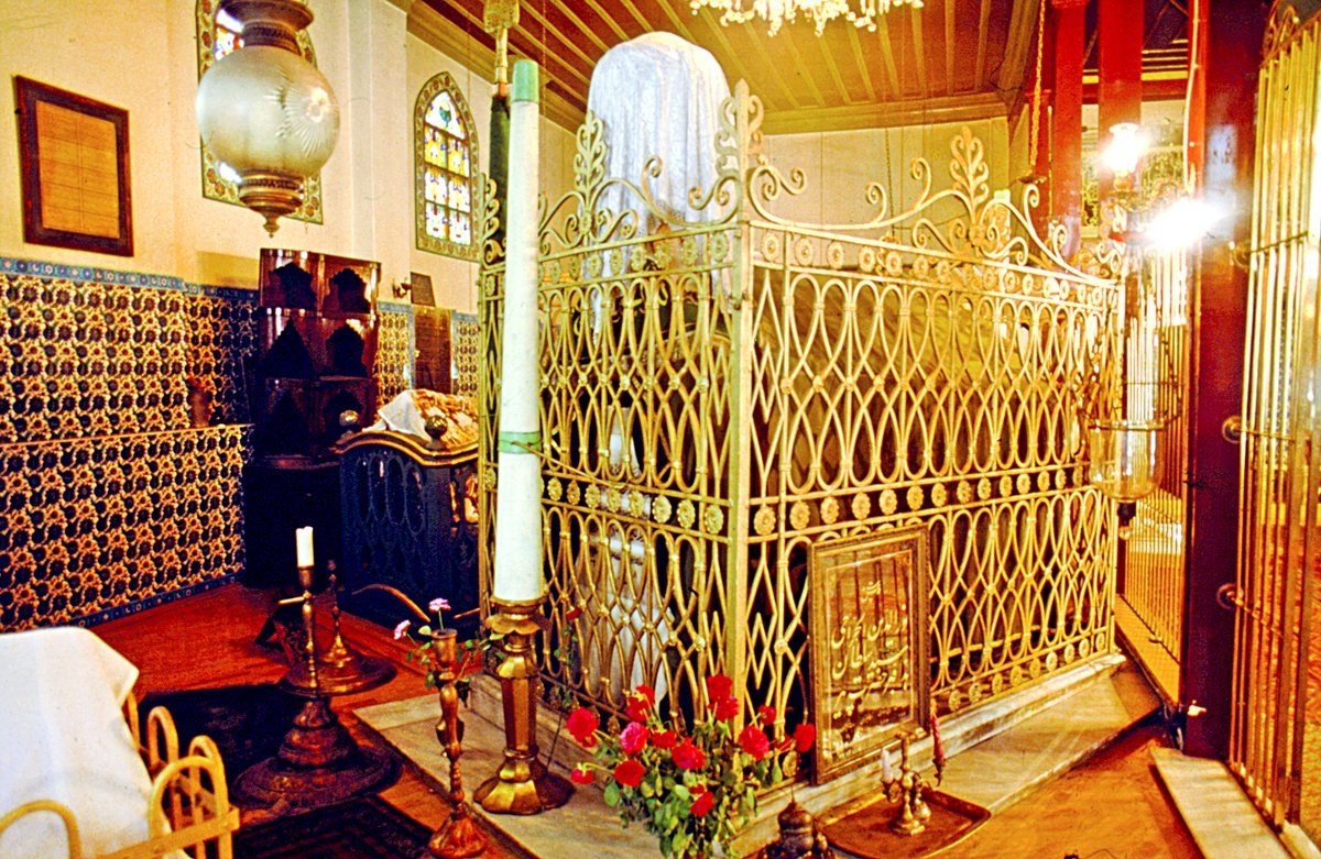 Cerrâhiyye tarikatının kurucusu Nûreddin Cerrâhî’nin Karagümrük’te kendi adıyla anılan tekkedeki sandukası – Fatih/İstanbul