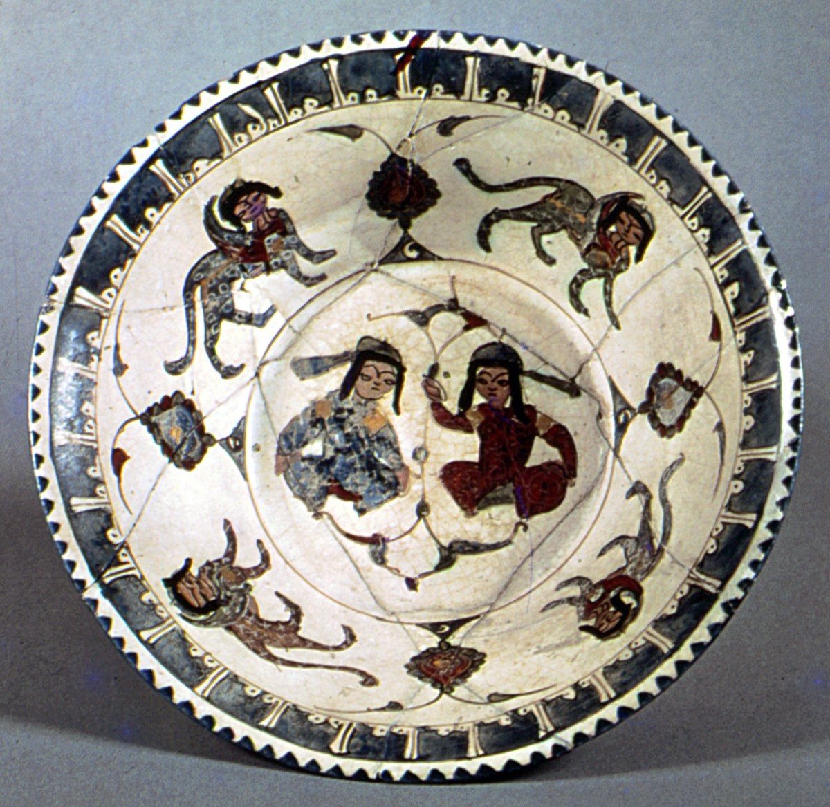 XII. yüzyılın sonlarında Rey’de imal edilen mînâî tekniğinde seramik tabak (Museum für Islamische Kunst-Berlin, Envanter nr. I, 1508)