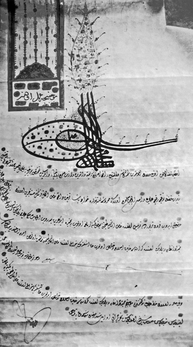 Üzerinde padişahın “mûcebince amel oluna” hatt-ı hümâyunu bulunan, “hükm-i şerîfimle” kelimeleri dikkat çekecek şekilde uzatılmış II. Mustafa tuğralı ferman
