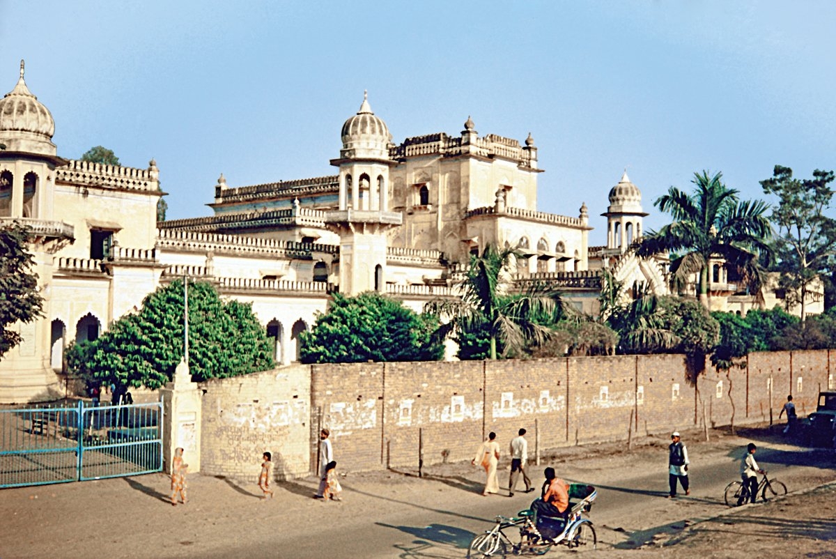 Dârülulûm-i Nedvetü’l-ulemâ’nın tarihî binası ile kampüsün ana girişi – Leknev/Hindistan