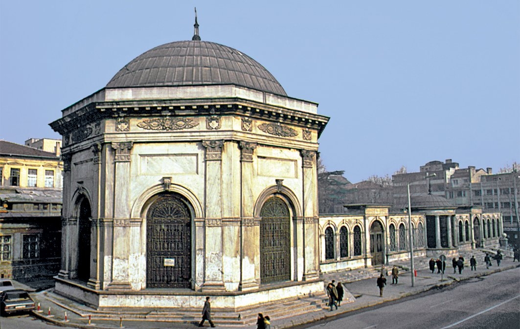 Sultan Abdülaziz’in Çemberlitaş’taki türbesi