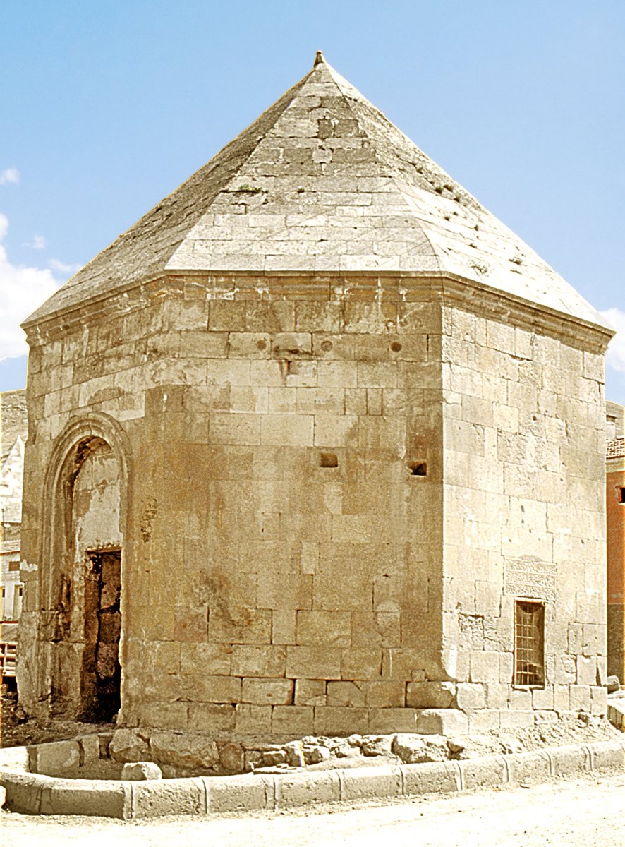 Divriği’de Kamerüddin Kümbeti