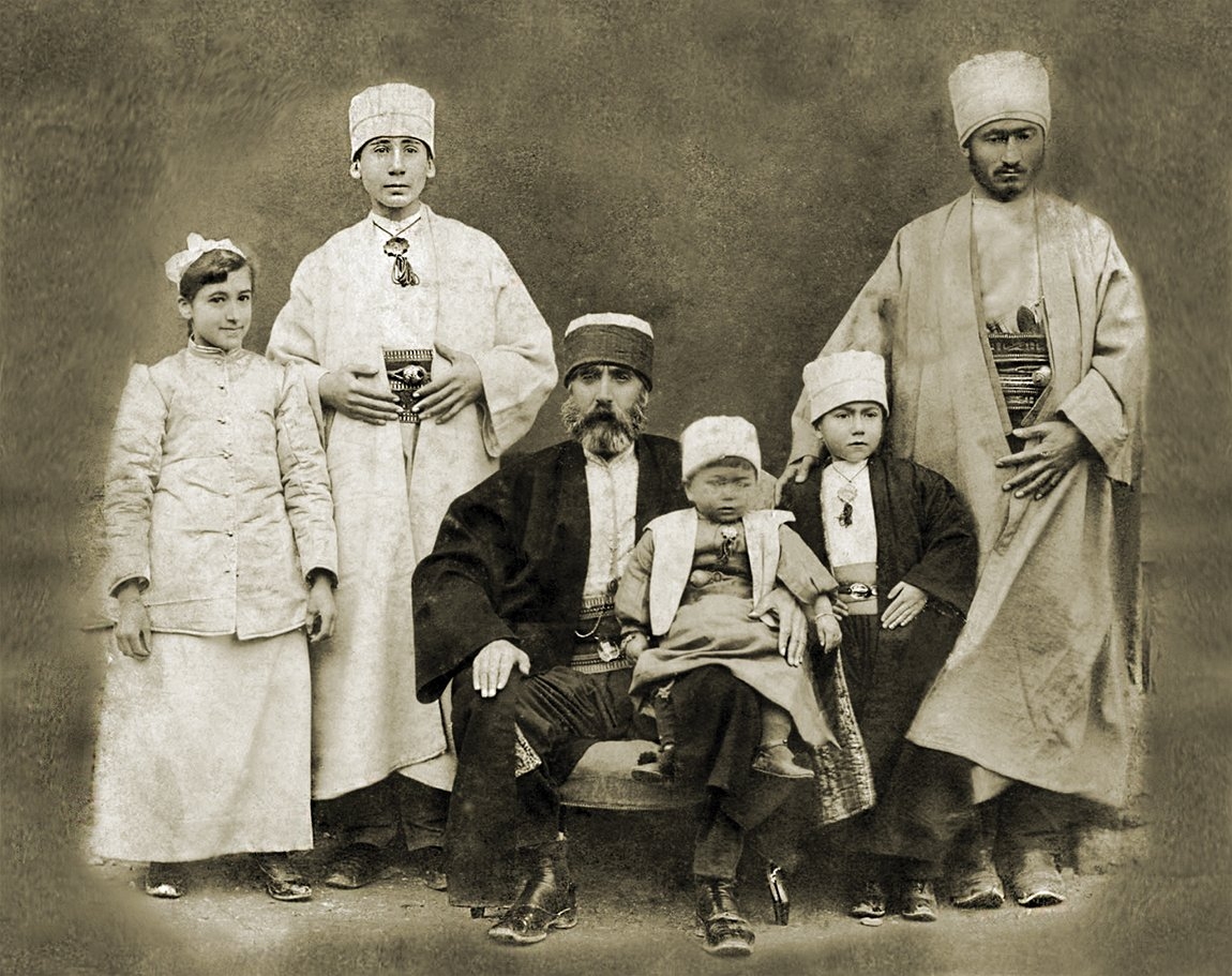 Yusuf Fahir Ataer gençlik yıllarında aile fertleriyle (soldan ikinci)