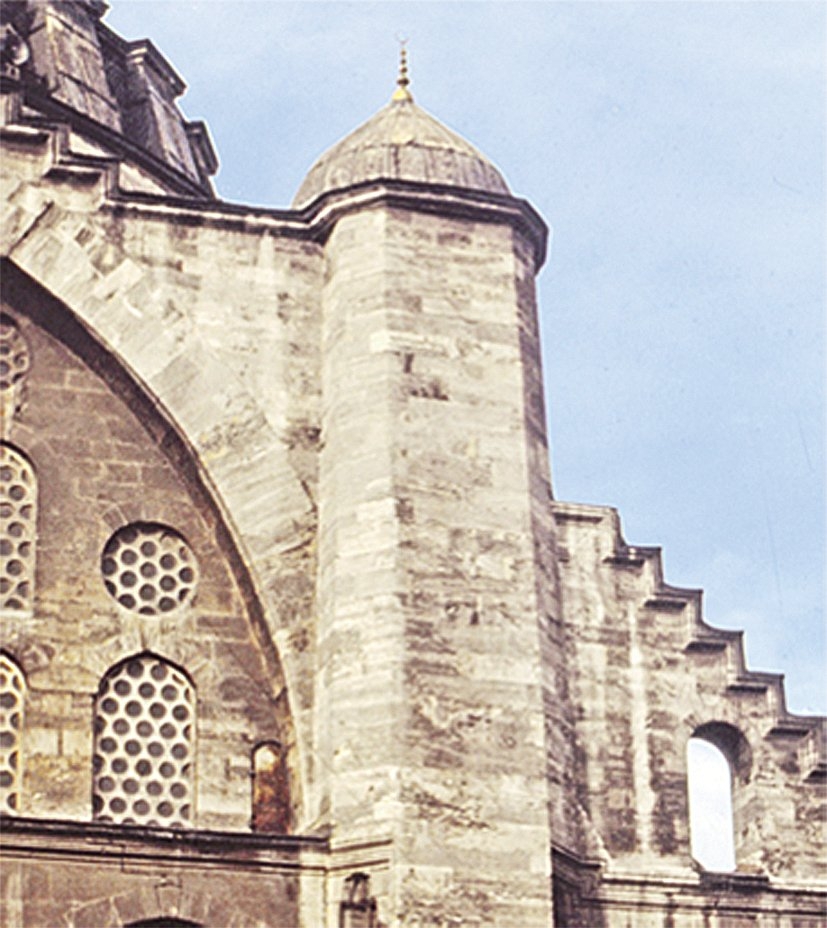 Edirnekapı Mihrimah Sultan Camii’nin kubbecikle örtülü masif ağırlık kulesi