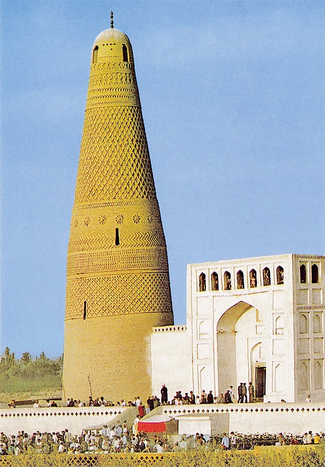Sincan’da (Sinjiang) Turfan şehrinde Süleyman Minaresi ile caminin dış kapısı – Çin