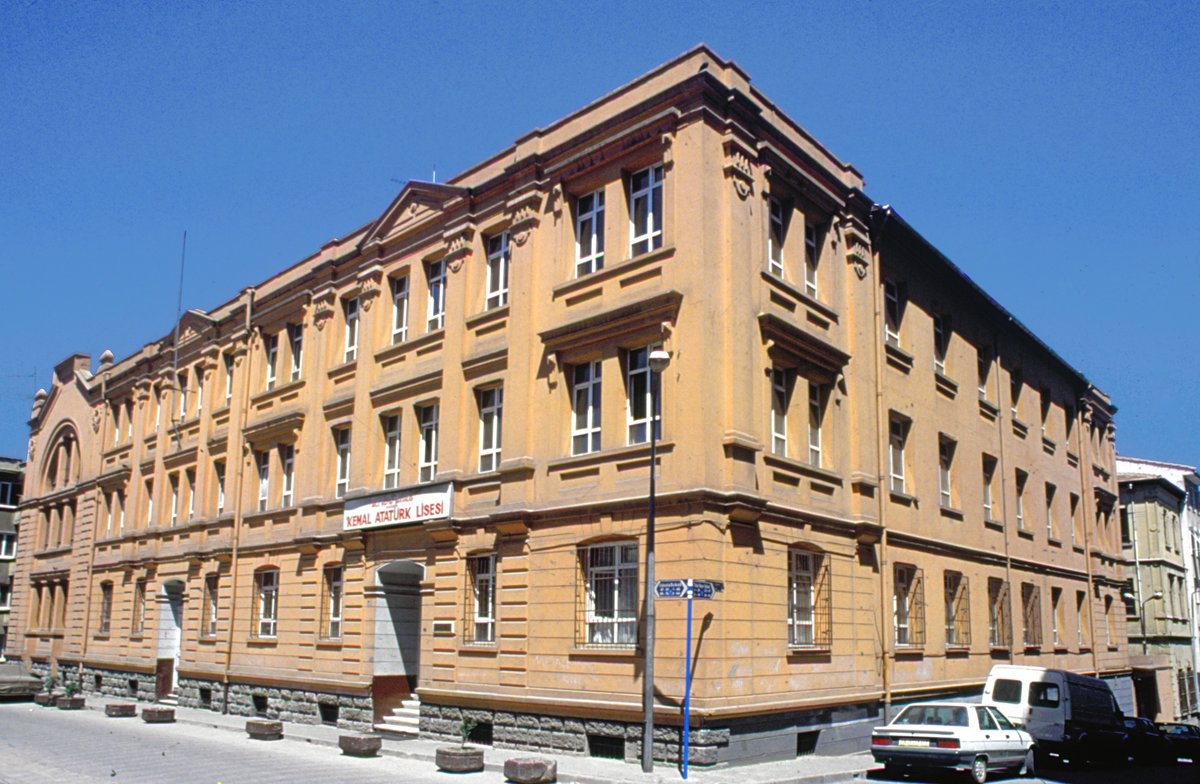 Haydarpaşa’da Sainte Marie du Rosaire Kilisesi ve Sainte Euphé Kız Okulu binası