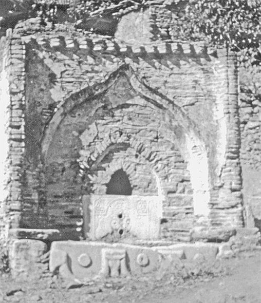 Birgi’de antik lahitten yalağı olan kitâbesiz bir Türk çeşmesi