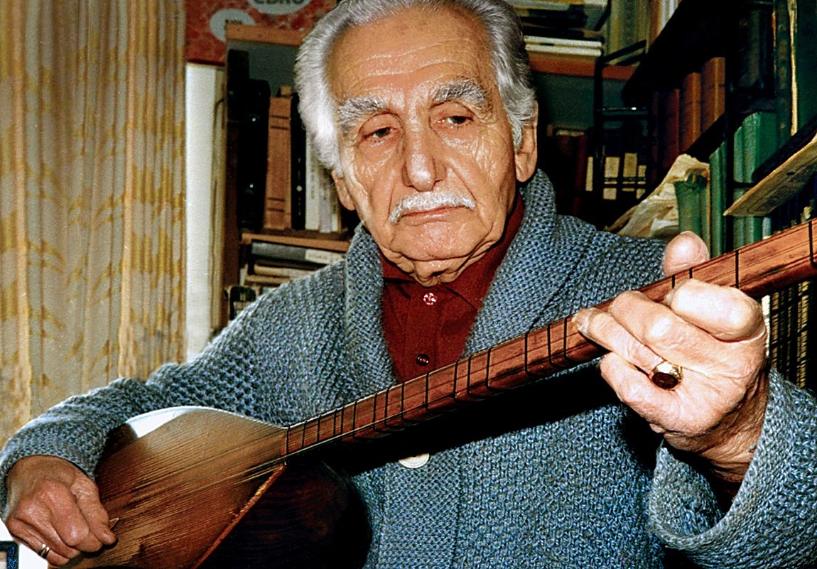 Sadi Yaver Ataman son yıllarında bağlama çalarken