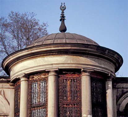 Cağaloğlu’nda II. Mahmud döneminin empire üslûbunu aksettiren Sultan Mahmud Türbesi yakınındaki sebil – Fatih/İstanbul