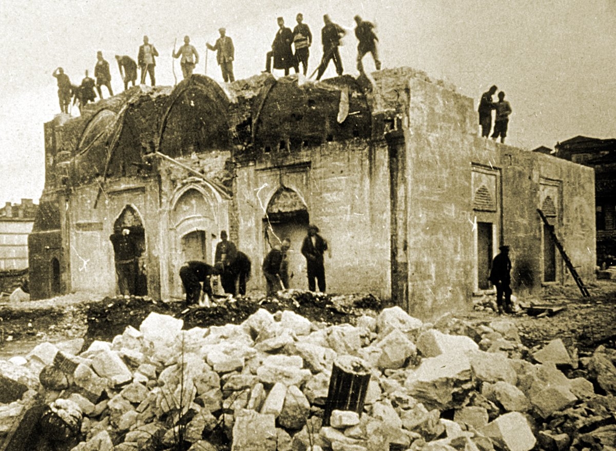 Esası Fâtih devrinde Mahmud Paşa tarafından yaptırılan, Mimar Sinan’ın yeniden inşa ettiği Taşlık Camii’nin yıktırılmasını gösteren bir fotoğraf (Semavi Eyice fotoğraf arşivi)
