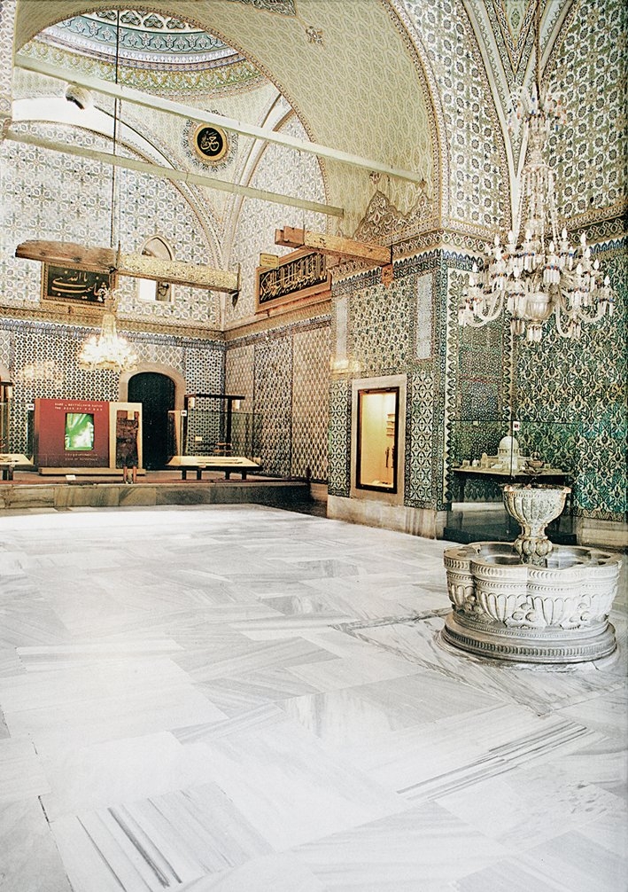 Topkapı Sarayı’nda mukaddes emanetlerin bir kısmının sergilendiği şadırvanlı sofa