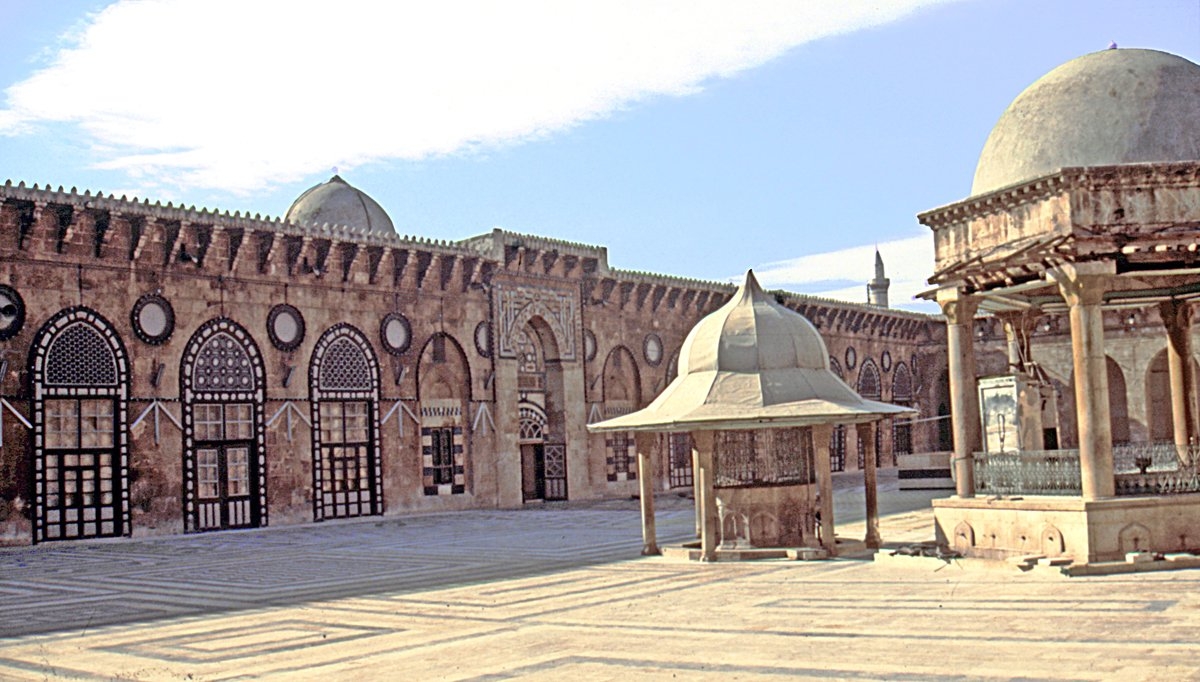 Enlemesine dikdörtgen planlıŞam Emeviyye Camii’nin avlusu