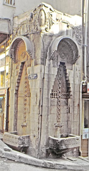 “Art-nouveau” üslûbunda yapılmış köşe çeşmelerinden Lâleli Çeşme – Galata/İstanbul