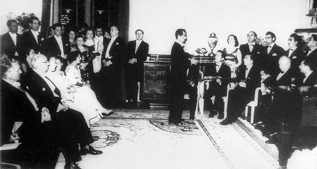 Muzaffer Sarısözen Yurttan Sesler Korosu ile Mareşal Tito’nun huzurunda